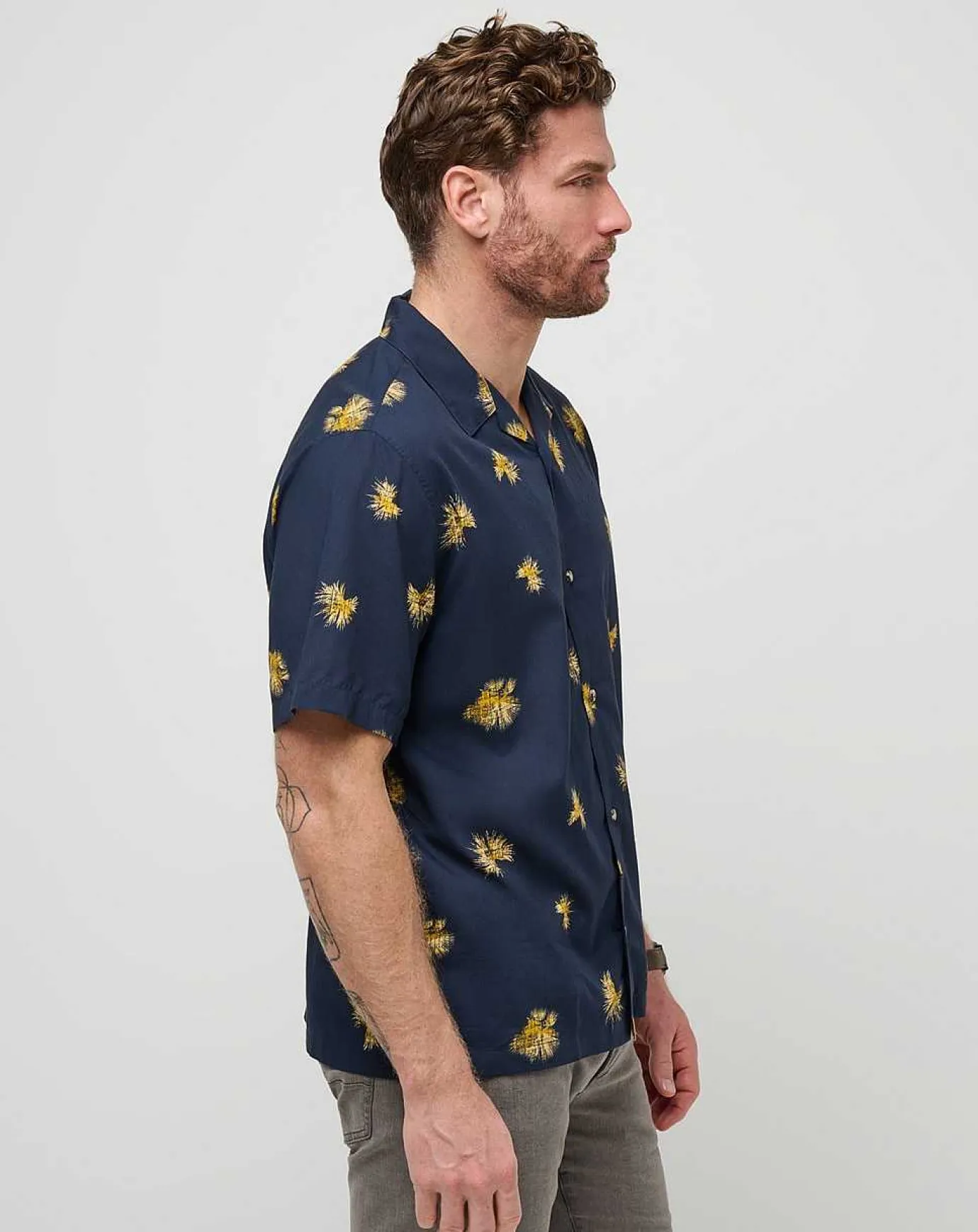 TravisMathew Casino Holiday Button-Up> Polos